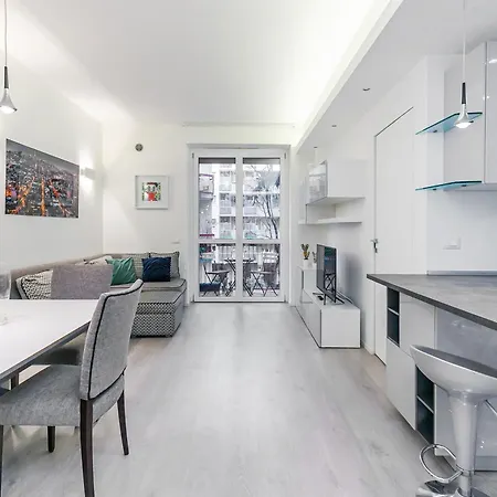 Modern With Balcony In Corso Sempione Mediolan