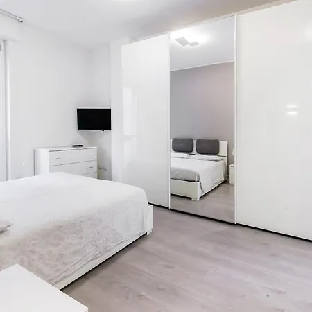 Just Urban - 2br 2 Bathrooms With Balconies -city Life & M5 밀라노