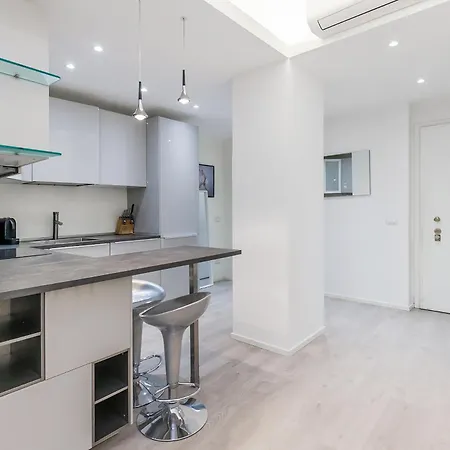 Modern With Balcony In Corso Sempione