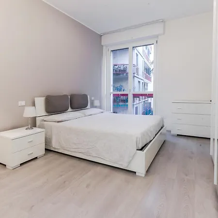 Modern With Balcony In Corso Sempione Apartament Mediolan